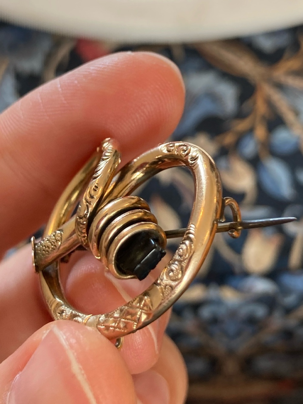 Antique Victorian Love Knot Mourning Brooch w/Onxy or Jet - Picture 4 of 12